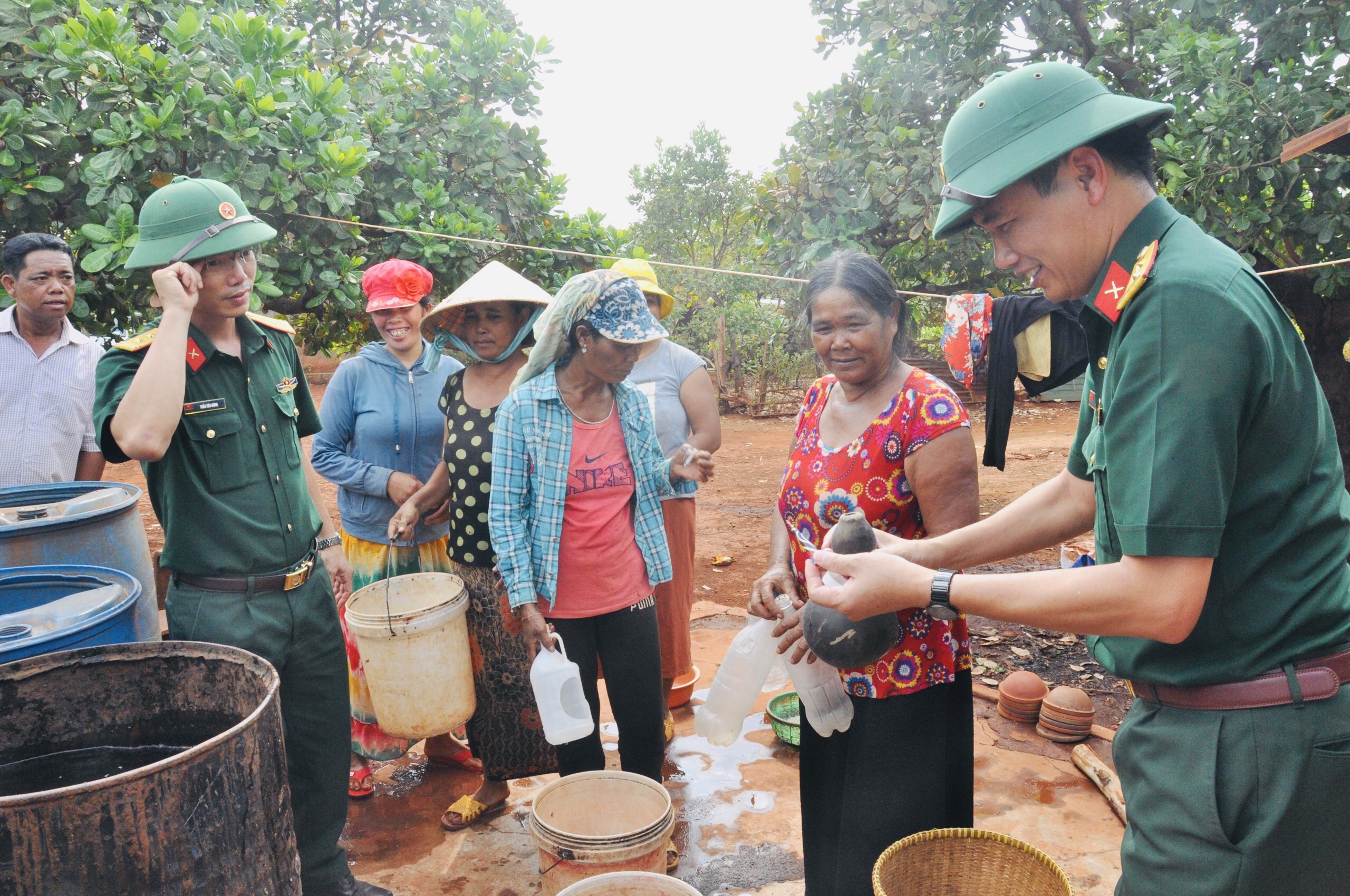 Công ty 72 vận chuyển nước sạch phục vụ nhân dân vùng nắng hạn nơi biên giới